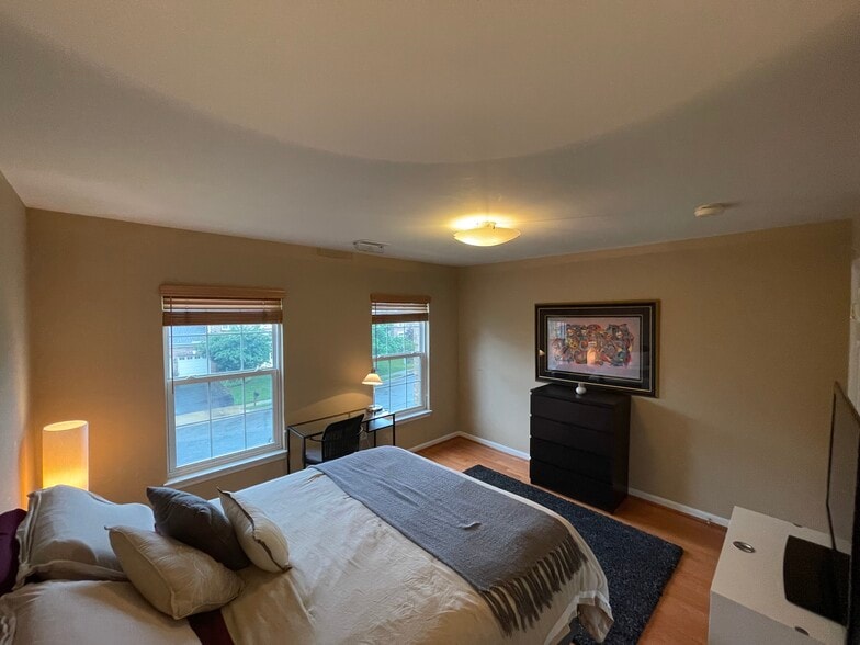 Building Photo - 6615 Schurtz St