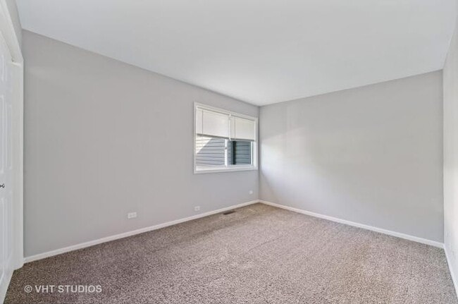 Building Photo - 450 Valley Dr