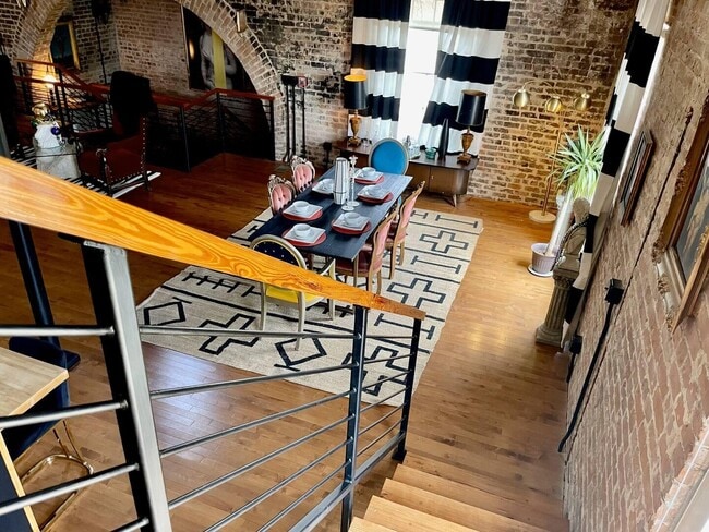 Building Photo - 709 Jackson