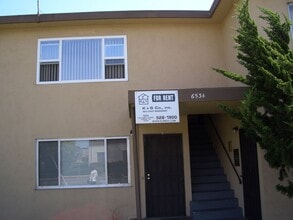Building Photo - COMING SOON-Large 2 bedroom