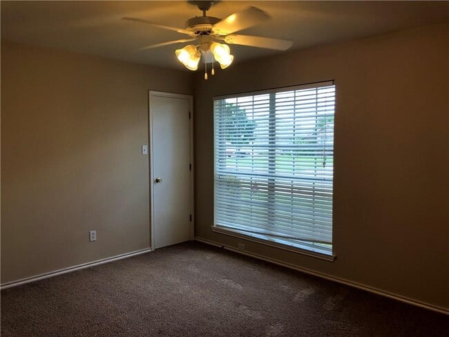 Building Photo - 711 Encanto Dr