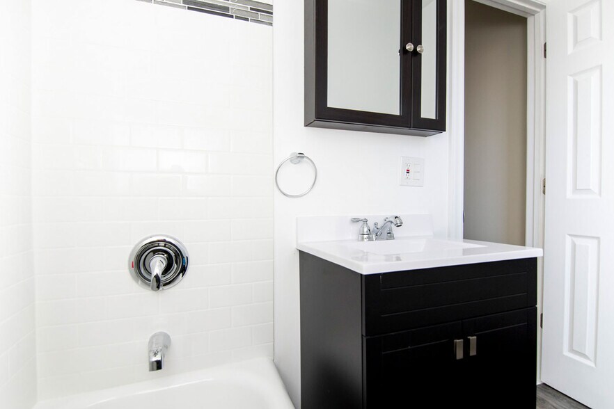 Building Photo - 655 W Roscoe St