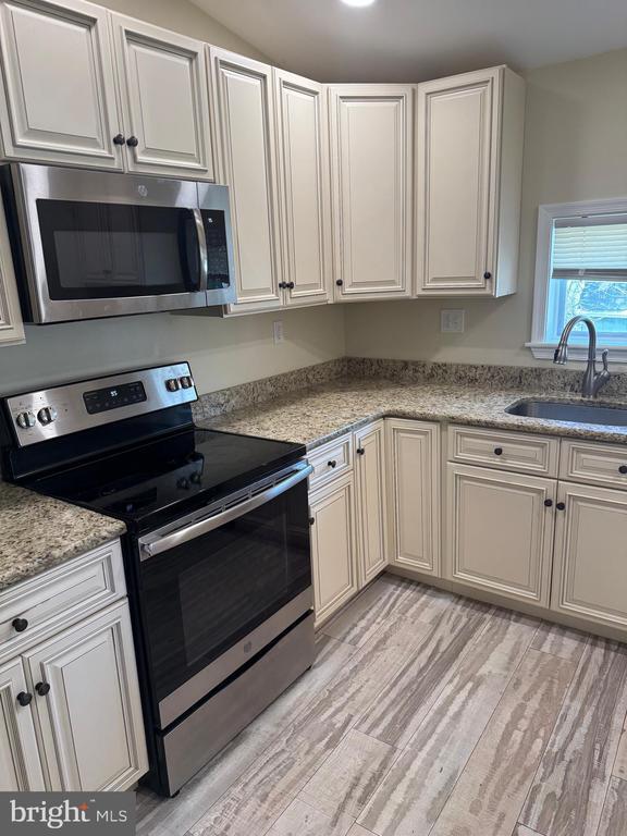 Building Photo - 422 Kansas Rd