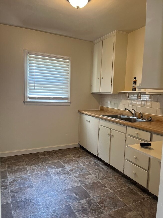 Building Photo - 600 SW Webster Ave