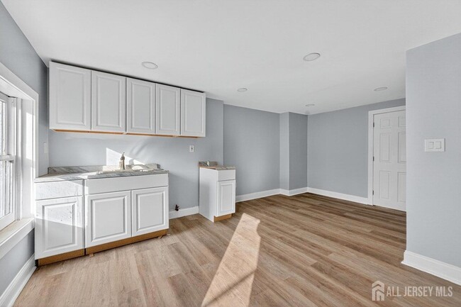 Building Photo - 11 N Willow St