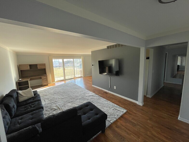 Building Photo - 500 Fox Hills Dr N