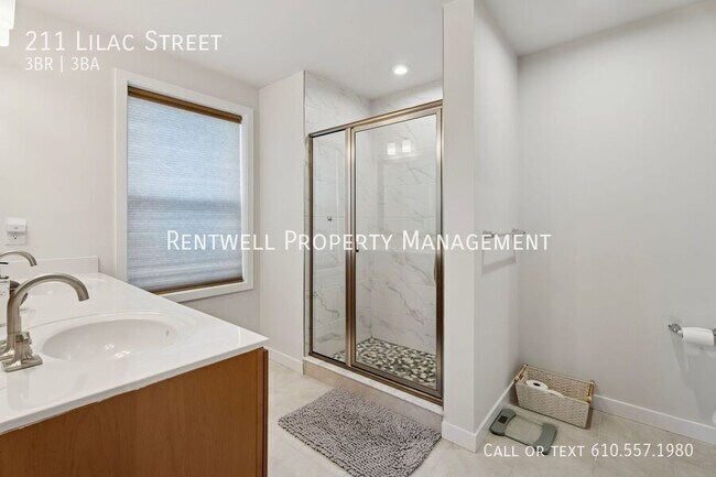 Building Photo - 211 Lilac St