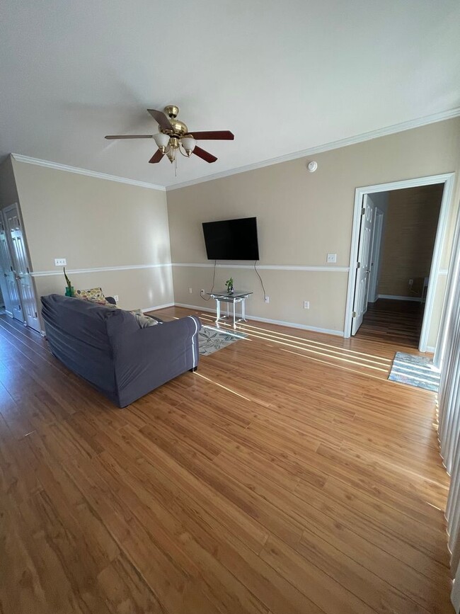 Building Photo - 2 bedroom 2 bath fully furnished 1st floor...