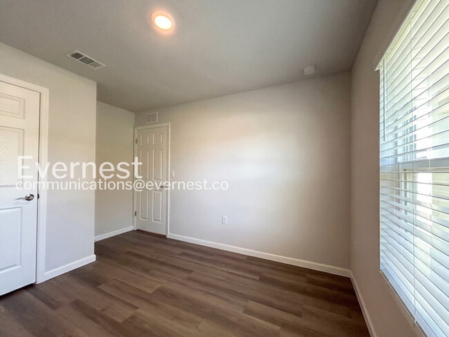 Building Photo - 4 Sea Ship Pl