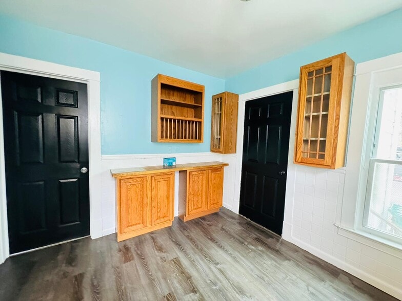 Kitchen - 2841 Macklem Ave
