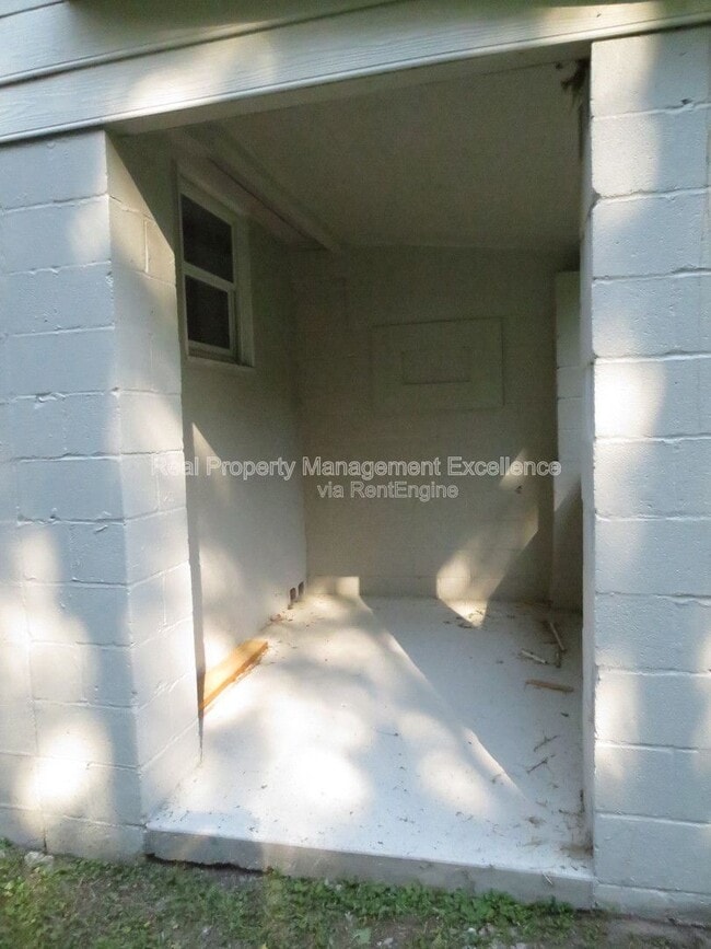 Building Photo - 629 S Peedin Ave