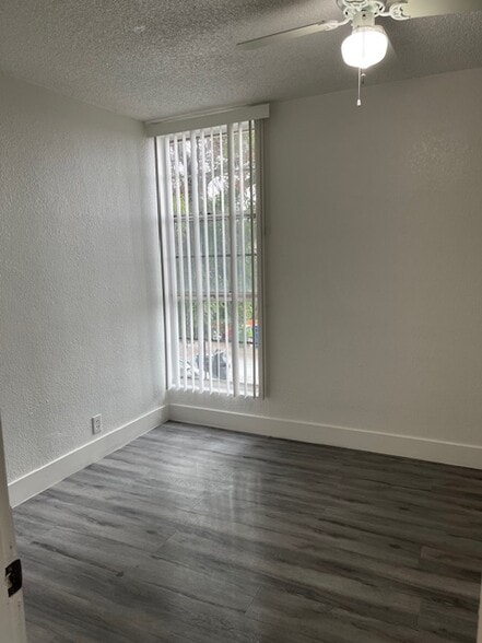 Building Photo - 423 E 82nd St