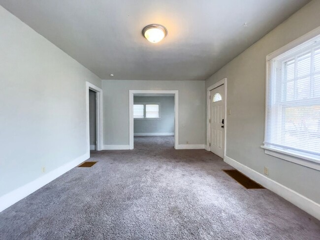 Building Photo - PRELEASING for AUGUST! Close to Campus