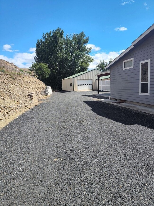 Building Photo - Spacious 3 Bed, 2 Bath Home with Shop & Stunning River Views – Clemans Addition