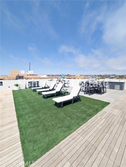 Building Photo - 402 W Grand Ave