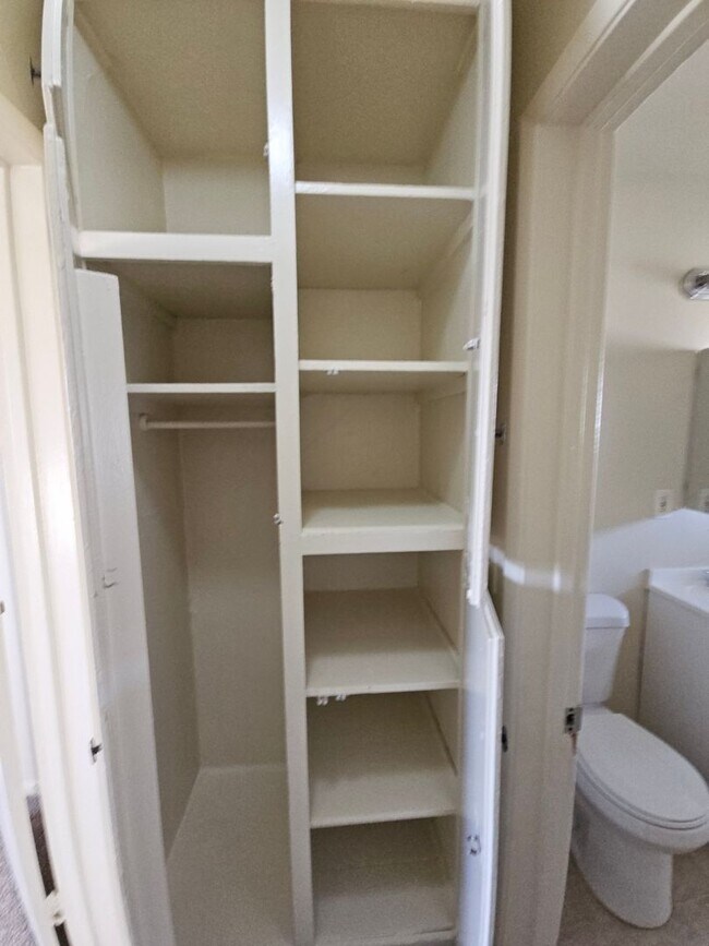 Building Photo - Newly Renovated Unit