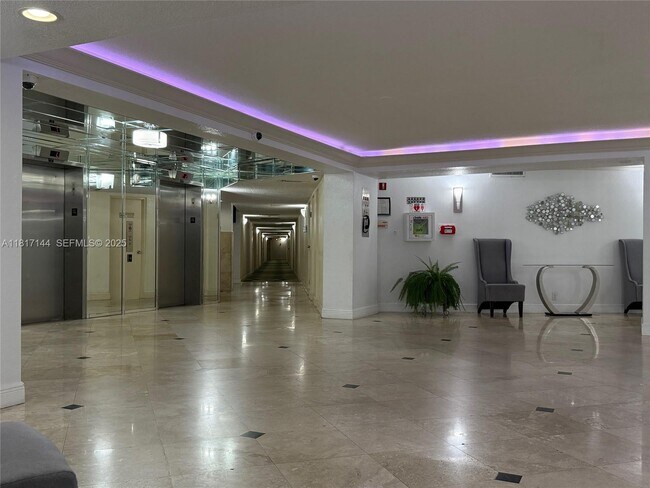 Building Photo - 800 Parkview Dr