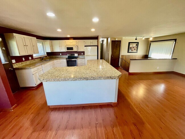Building Photo - Sprawling 5bd/3bath Split-Level Home | Sto...