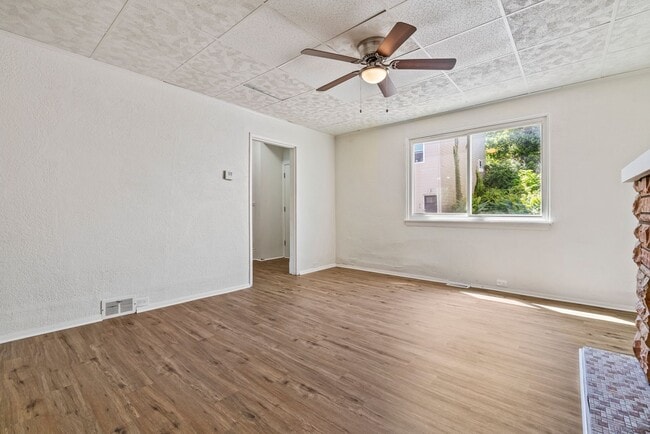 Building Photo - 4 bed 1 bath - all updated, central air, laundry