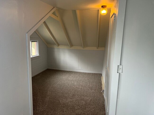 Building Photo - Beautifully updated 3 bedroom 1 bath duple...