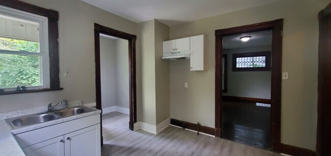 Building Photo - Huge 4-bedroom house