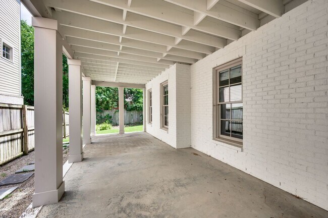 Building Photo - 1735 Hillmont Dr