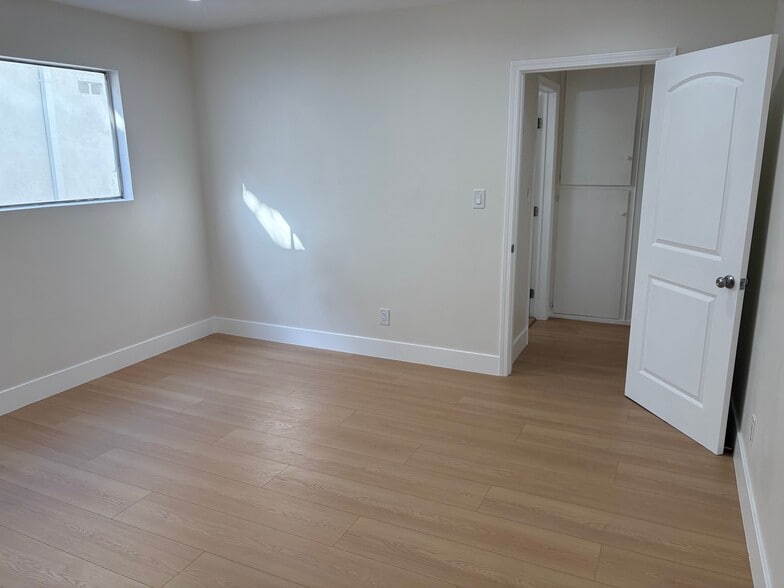 Building Photo - 1242 N New Hampshire Ave