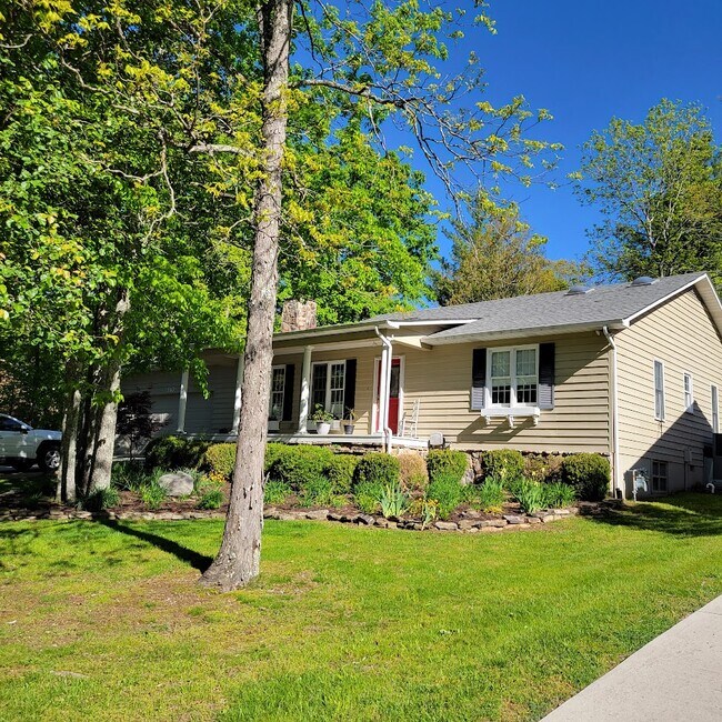 Building Photo - 110 Hilton Ln