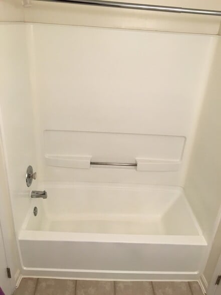 Hallway bathroom shower - 14803 Rydell Road