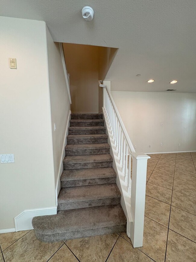Building Photo - Spacious Townhome in Ventura!
