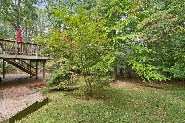 Building Photo - ocated in a sought-after community with to...