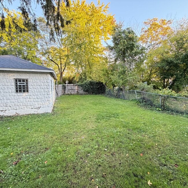 Building Photo - Large 3 bedroom home with a den!