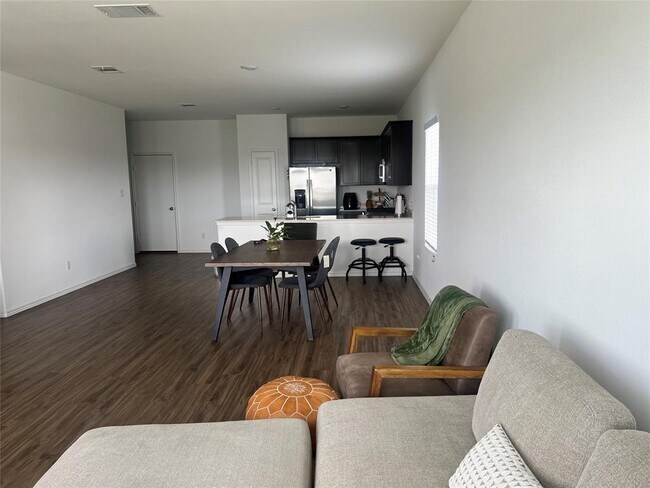 Building Photo - 113 Prairie Dog Town Dr