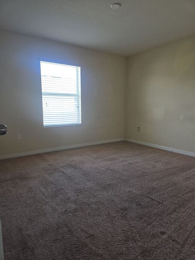 Building Photo - Amazing 4 Bedroom + Office/Bonus Room, 2 1...