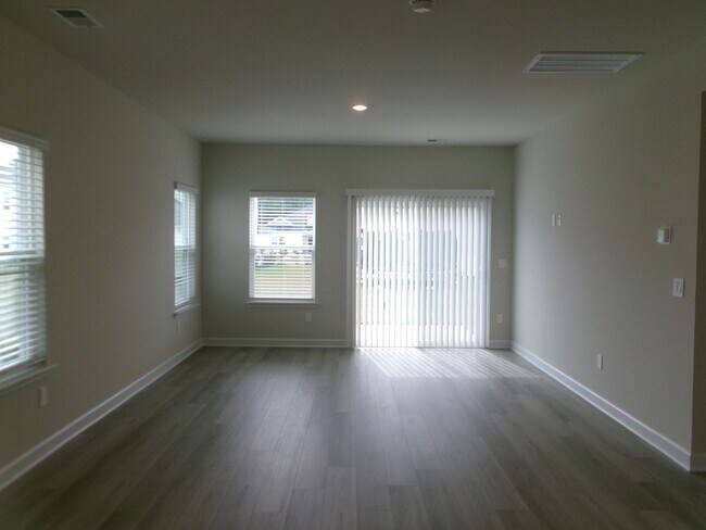 Building Photo - Spacious 4 bedroom home located in Clear Pond