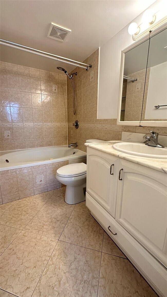 Building Photo - 118 Lake Emerald Dr