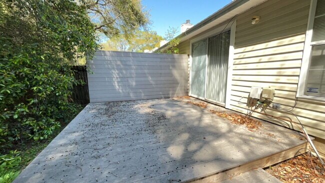 Building Photo - 2 bed/2 bath with new paint and flooring! Pets are welcome! New Back Porch!