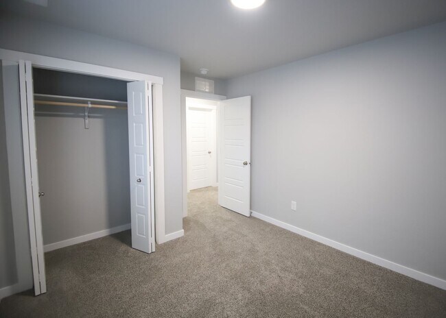 Building Photo - Baraya Townhomes: Modern Townhomes for Rent in Meridian, ID