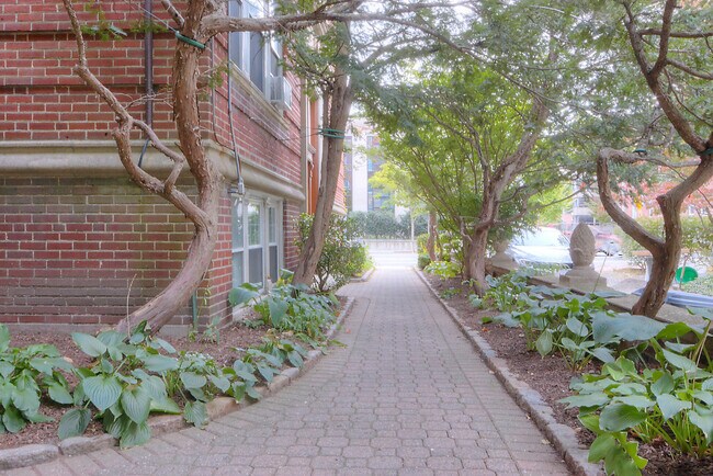 Building Photo - 1699 Cambridge St
