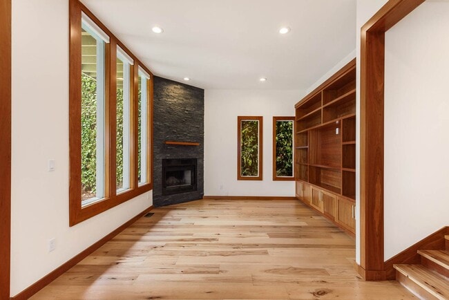 Building Photo - Updated 4 Bedroom North Capitol Hill Craftsman