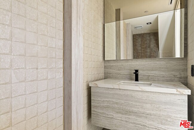 Building Photo - 1021 N Ogden Dr