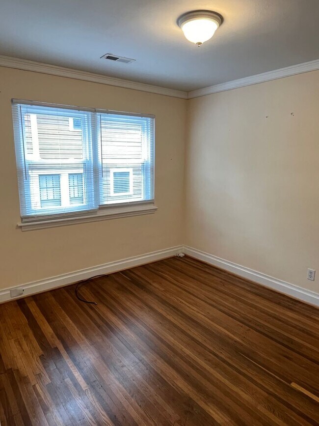 Building Photo - Convenient 2 Bedroom Duplex in SouthEnd