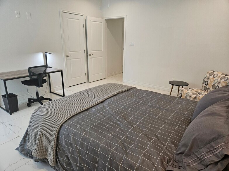 Building Photo - 702 5th St