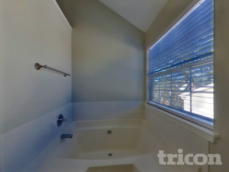 Building Photo - 6030 Crooked Creek Dr.