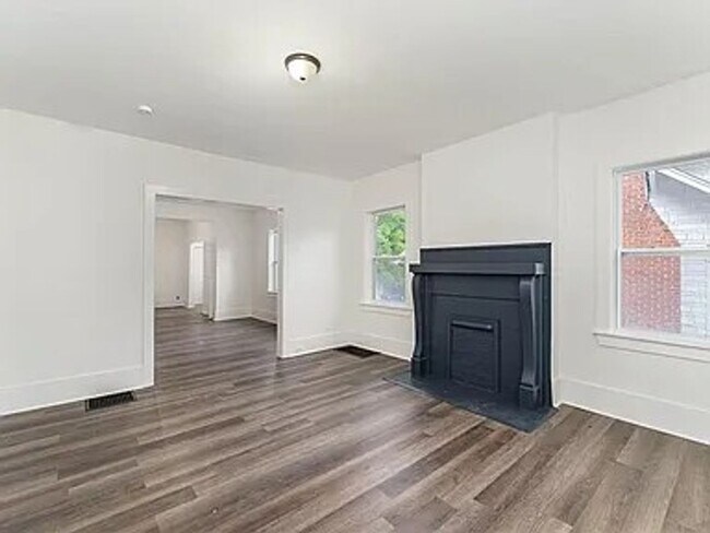 Building Photo - Charming Fully Renovated Cottage Minutes from Downtown!