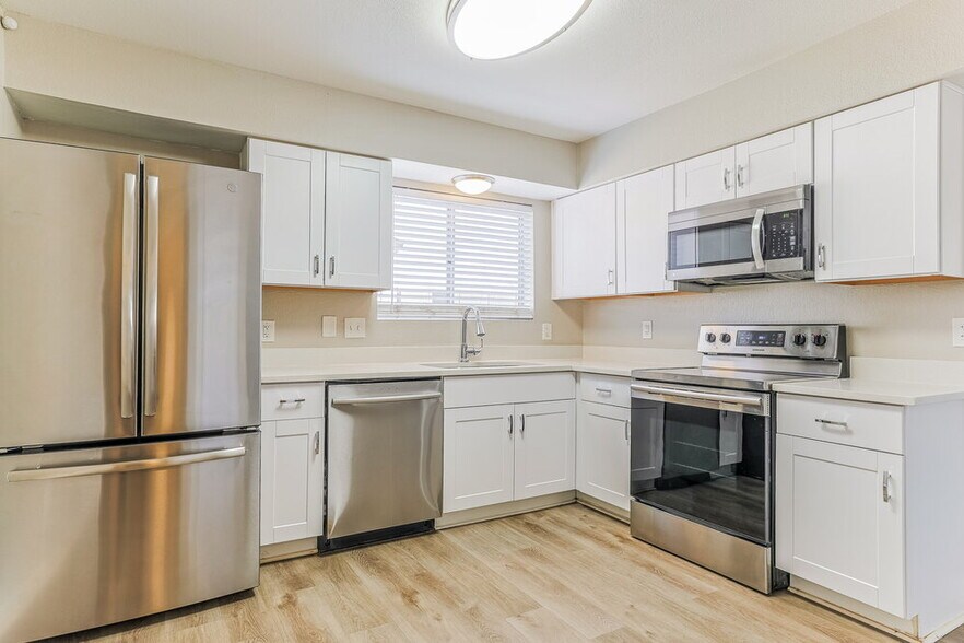 Building Photo - 664 S Robin Ln