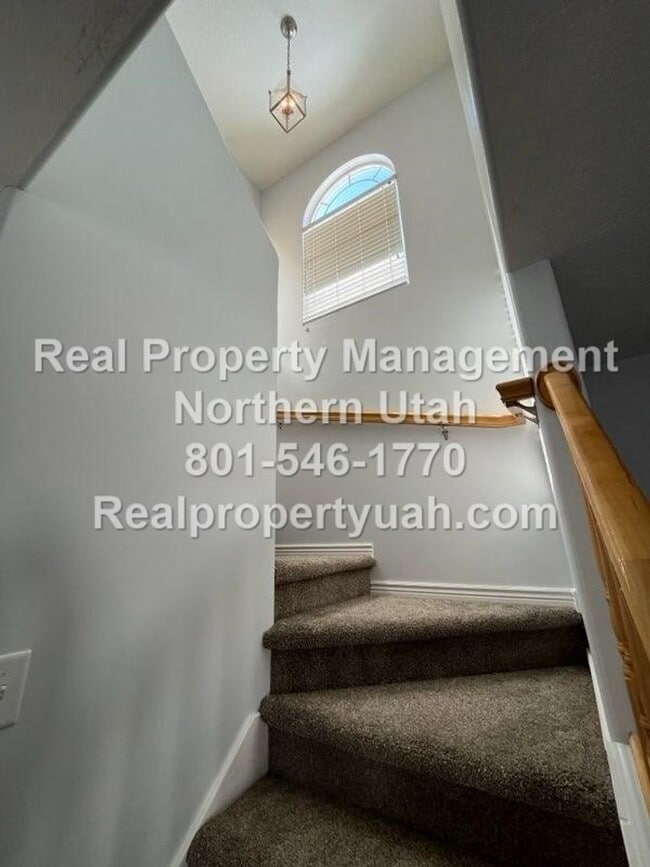 Building Photo - 2 Bedroom 1.5 Bath Townhome Available Now!