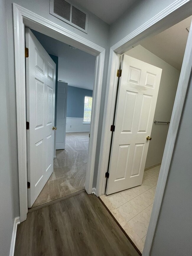 Building Photo - Bright Upper Condo with Garage | Near Shopping & Trails