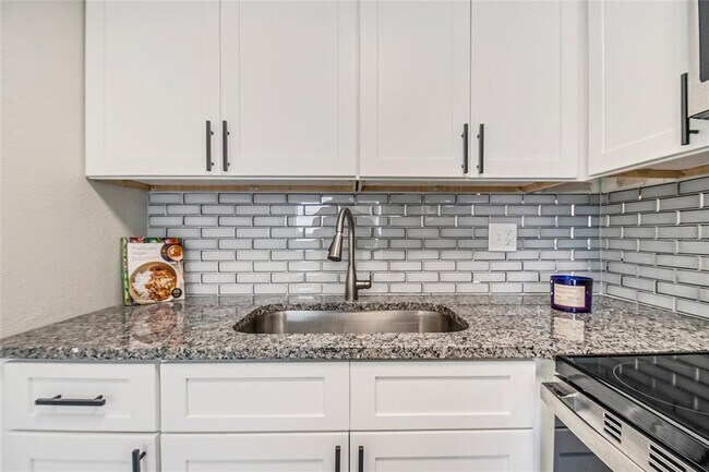 Building Photo - 211 Woodmere Blvd