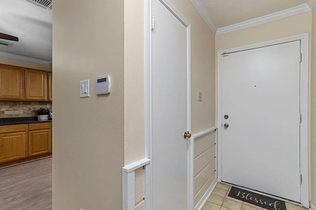 Building Photo - 2 Bedroom, 1.5 Bath Townhome – Modern Comfort in a Great Location!